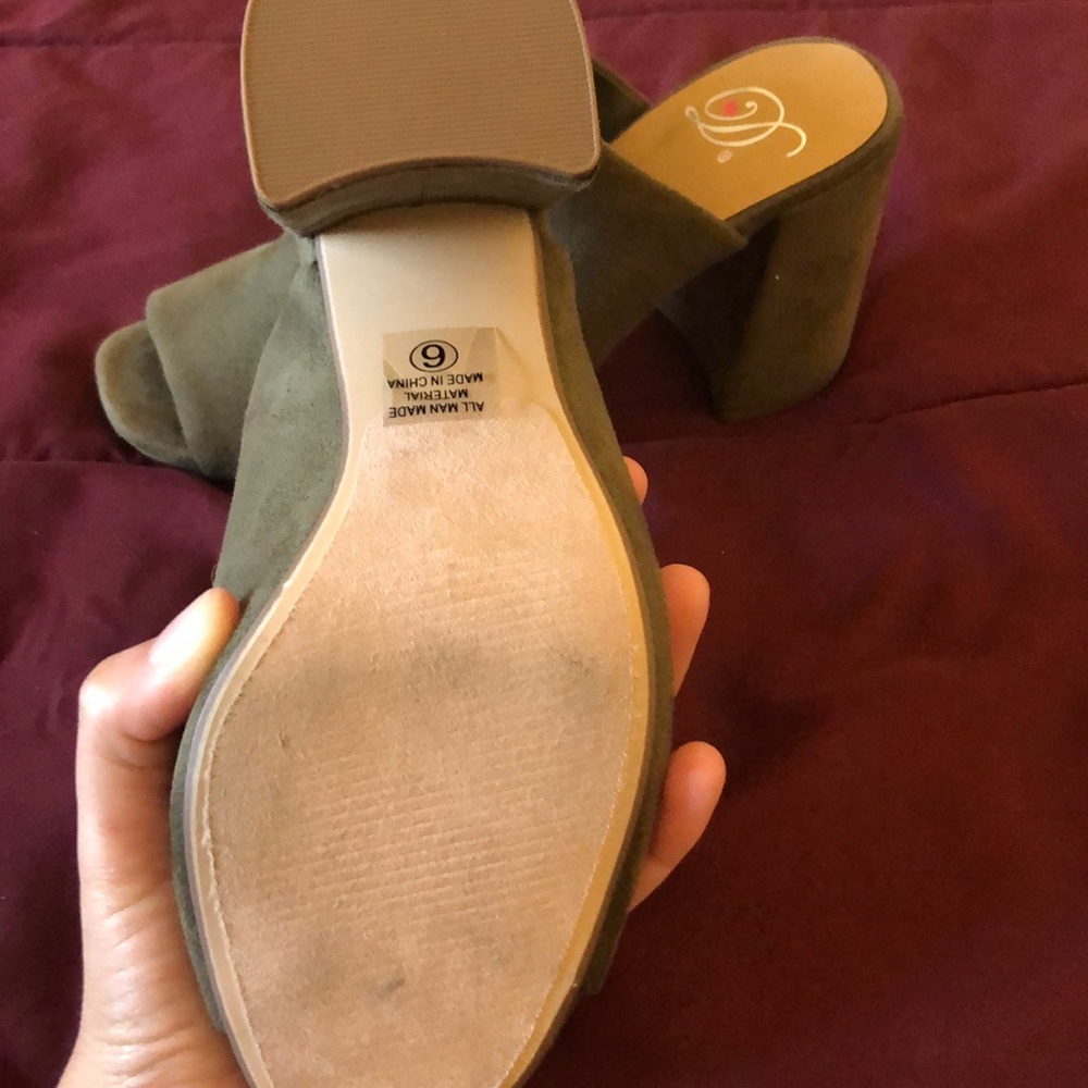 Green Heels - Picture 3 of 3